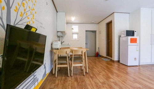Room (Room 202)