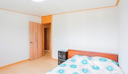 Room (Building A 201 (ondol room terrace))