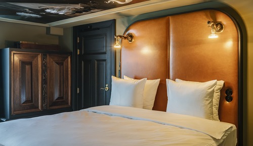 Deluxe Double Room (Hugo de Groot)