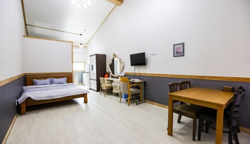 Room (103)
