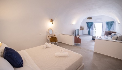 Executive Cave Suite, Jetted & Heated Plunge Pool, Sea & Sunset View