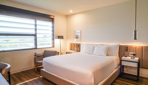 Deluxe Room, 1 King Bed, Accessible