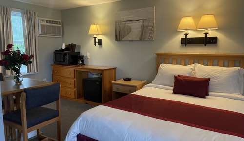 Upper level, 1 Queen Bed