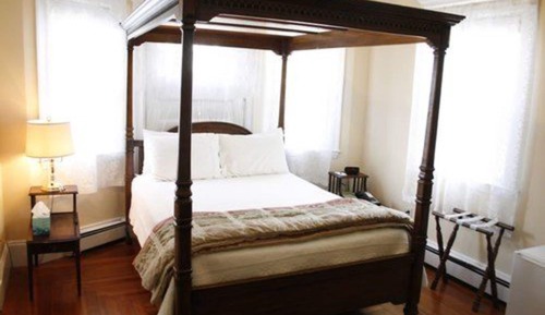 The Traveler Plus, Queen Bed w Shared Bathroom