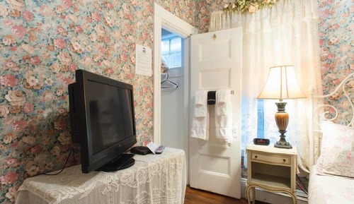 The Traveler, Full Size Bed w Shared Bathroom