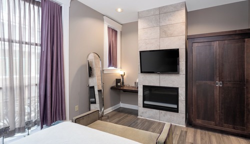 Basic Room, 1 Queen Bed, Accessible, Non Smoking (Mobility, Roll-in Shower)