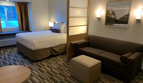 Suite, 1 Queen Bed, Non Smoking, Lakeside