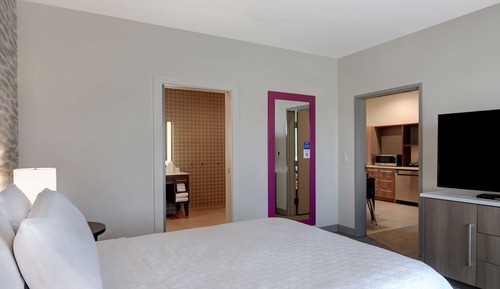 Suite, 1 Queen Bed, Accessible (Mobility & Hearing, Roll-in Shower)