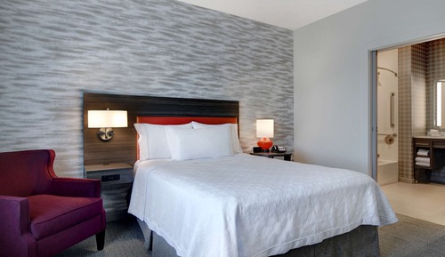 Suite, 1 Queen Bed, Accessible, Bathtub (Mobility & Hearing)