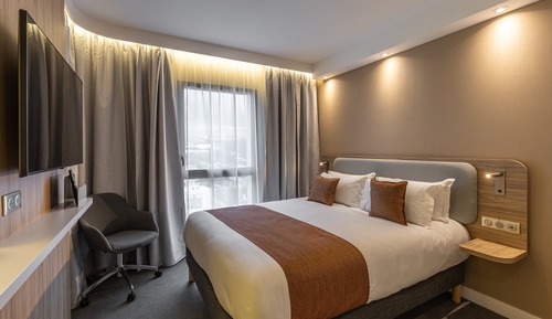 Standard Room, 1 Queen Bed (Free Breakfast)