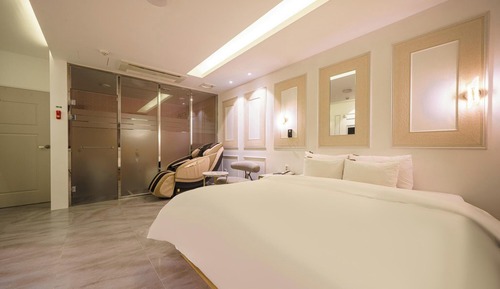 Room (Suite (Styler Netflix Bathtub))