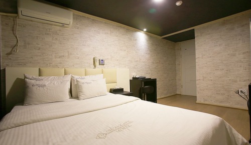 Room (Semi-Special Room)