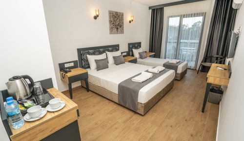 Deluxe Uc Kisilik Oda - Bahce ve Havuz Manzarali, Balkonlu