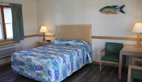 Signature Room, 1 Queen Bed, Pool View, Poolside