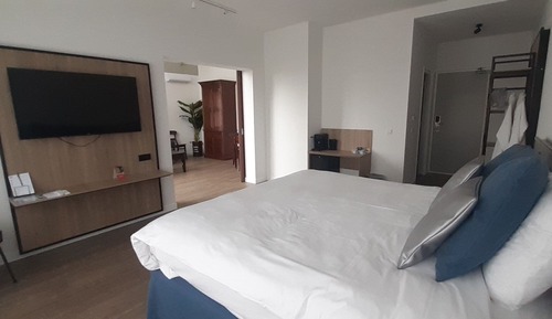 Honeymoon Suite