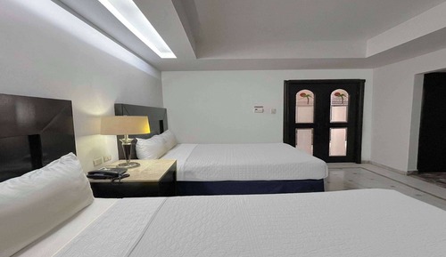 Deluxe Studio, 2 Queen Beds, Non Smoking
