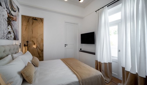 Superior Double Room with Outdoor Hot Tub and Lycabettus View