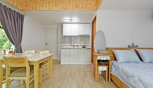 Basic Room, 1 Bedroom (Lake 305)