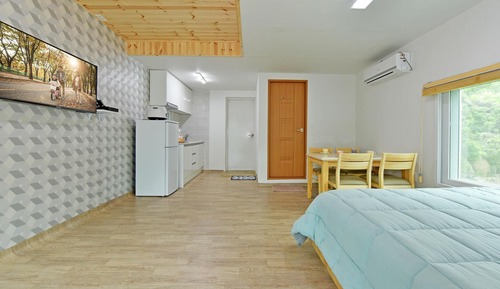 Basic Room, 1 Bedroom (Lake 304)