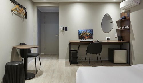 Room (Standard (55" TV / Intel i3-9100F Sam)