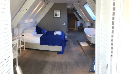 Junior Suite, 1 King Bed, Pool View