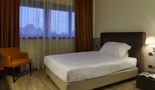 Premium Single Room (Queen)