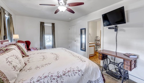 Superior Studio Suite (Texas Wine)