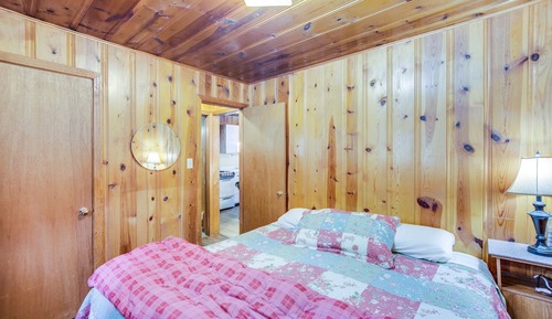 Cabin 15, 1 King Bed and 1 Large Twin Futon, Non Smoking