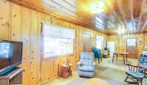 Cabin 8, Two Bedroom King/2 Doubles