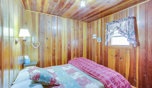 Cabin 4, One Bedroom Queen
