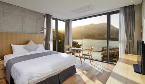 Standard Double Room, 1 Queen Bed, Lake View