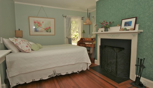 North Superior Room, 1 Queen Bed, Garden View