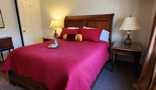 La Traviata Queen Room