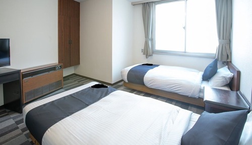 Twin Room, Smoking