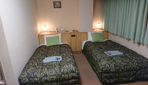 Twin Room, Smoking