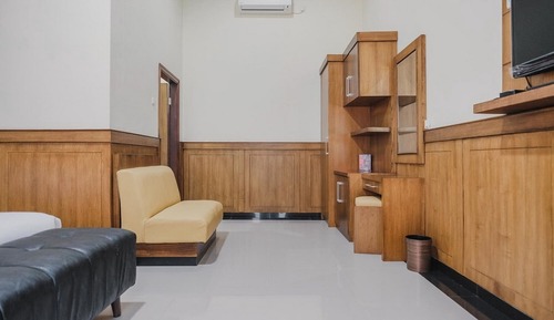Suite (RedDoorz)