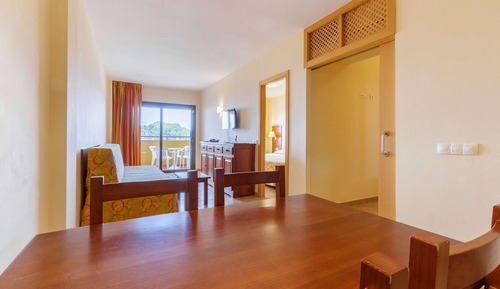 2 bedroom apartment (2 adults + 2 children)