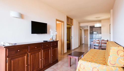 2 bedroom apartment (2 adults + 3 children)