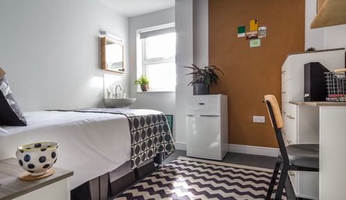 Double Room With Shared Bathroom (Room 5)