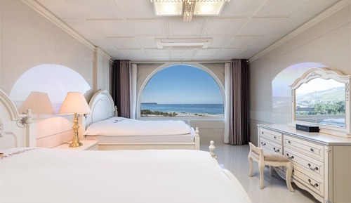 Sky Condo (Ocean View)