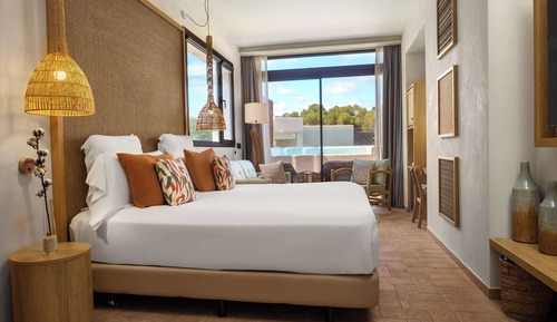 Junior Suite, 1 King Bed, Mountain View (with Pool)