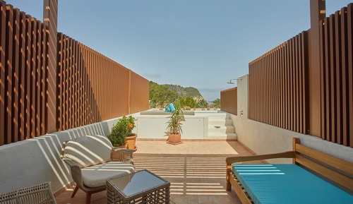 Junior Suite, 1 King Bed, Sea View (with Pool)