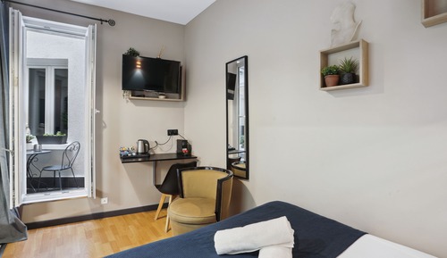 Superior Studio, 1 Double Bed (2 pax, 106 Rue de Paris)