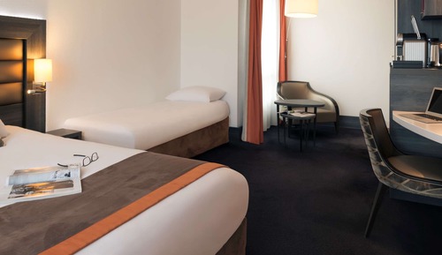 Privilege Room with 1 king-size bed and 1 single bed