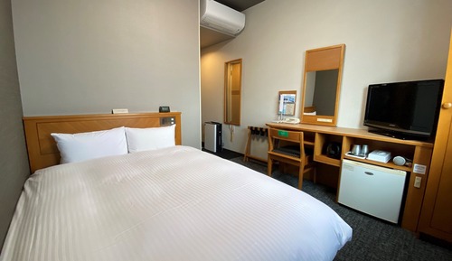 Semi-Double Room, Smoking