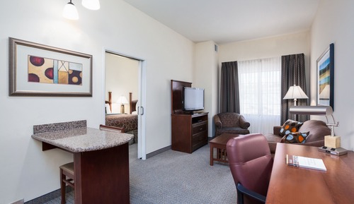 Suite, 1 Bedroom, Accessible (2 Qn, Comm, Roll Shwr)