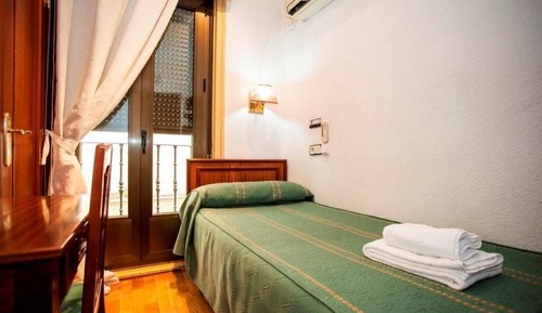 Single Room, Private Bathroom