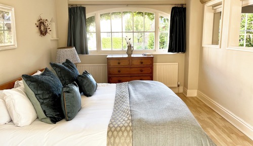 Comfort Studio Suite, 1 King Bed, Garden Area