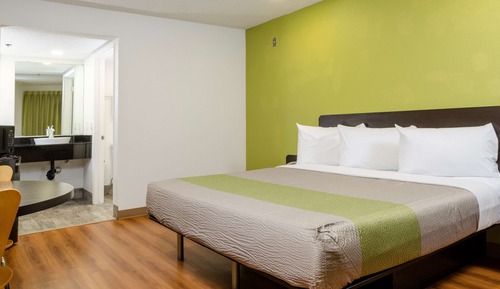 Deluxe Suite, 1 King Bed, Non Smoking, Kitchenette