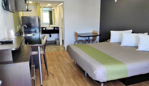 Deluxe Room, 1 King Bed, Non Smoking, Kitchenette